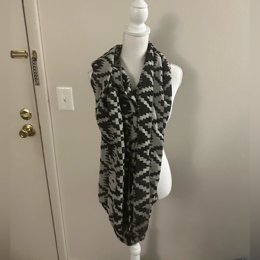 Charlotte Russe Black and Gray geometric infinity scarf